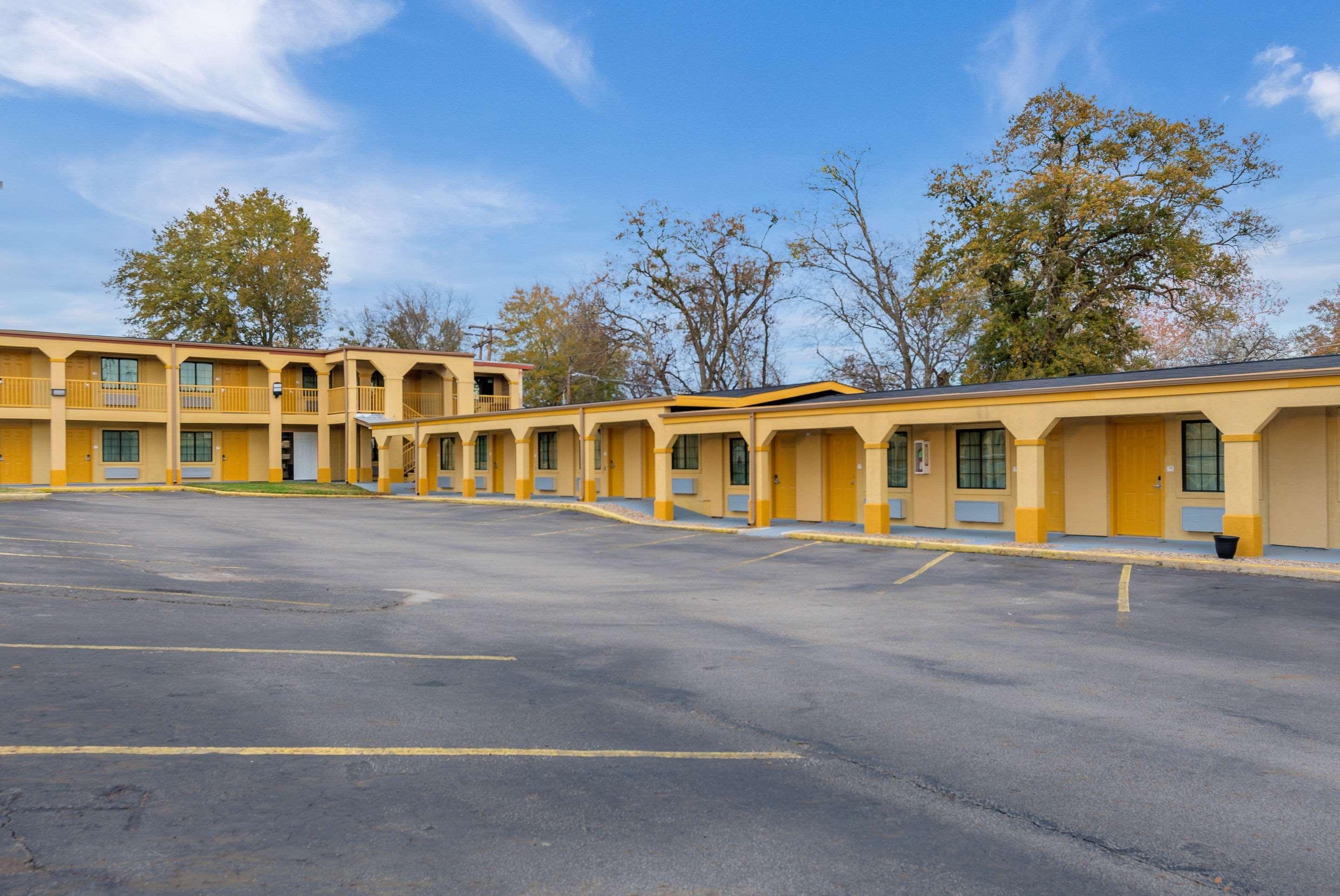 Super 8 By Wyndham Palestine Tx Hotel Bagian luar foto