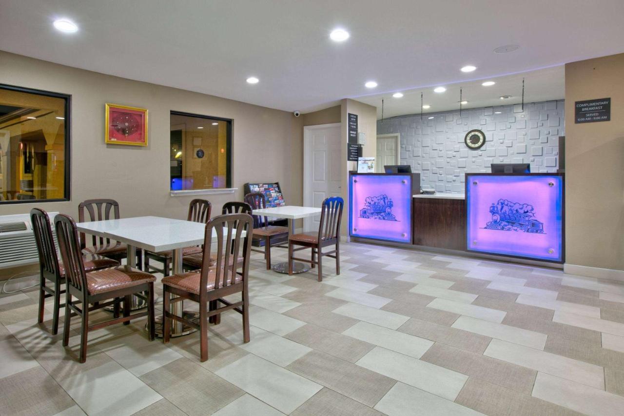 Super 8 By Wyndham Palestine Tx Hotel Bagian luar foto