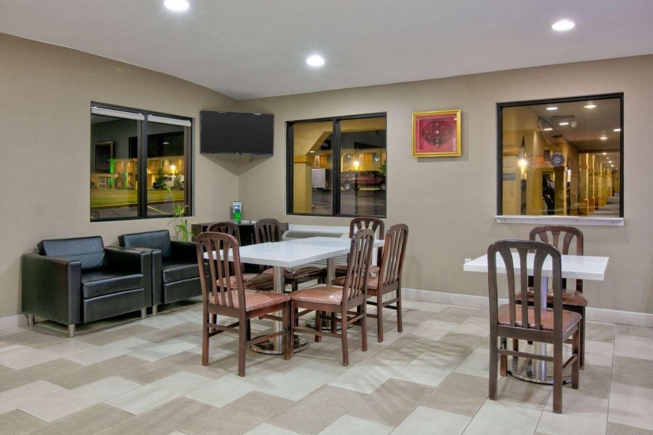 Super 8 By Wyndham Palestine Tx Hotel Bagian luar foto