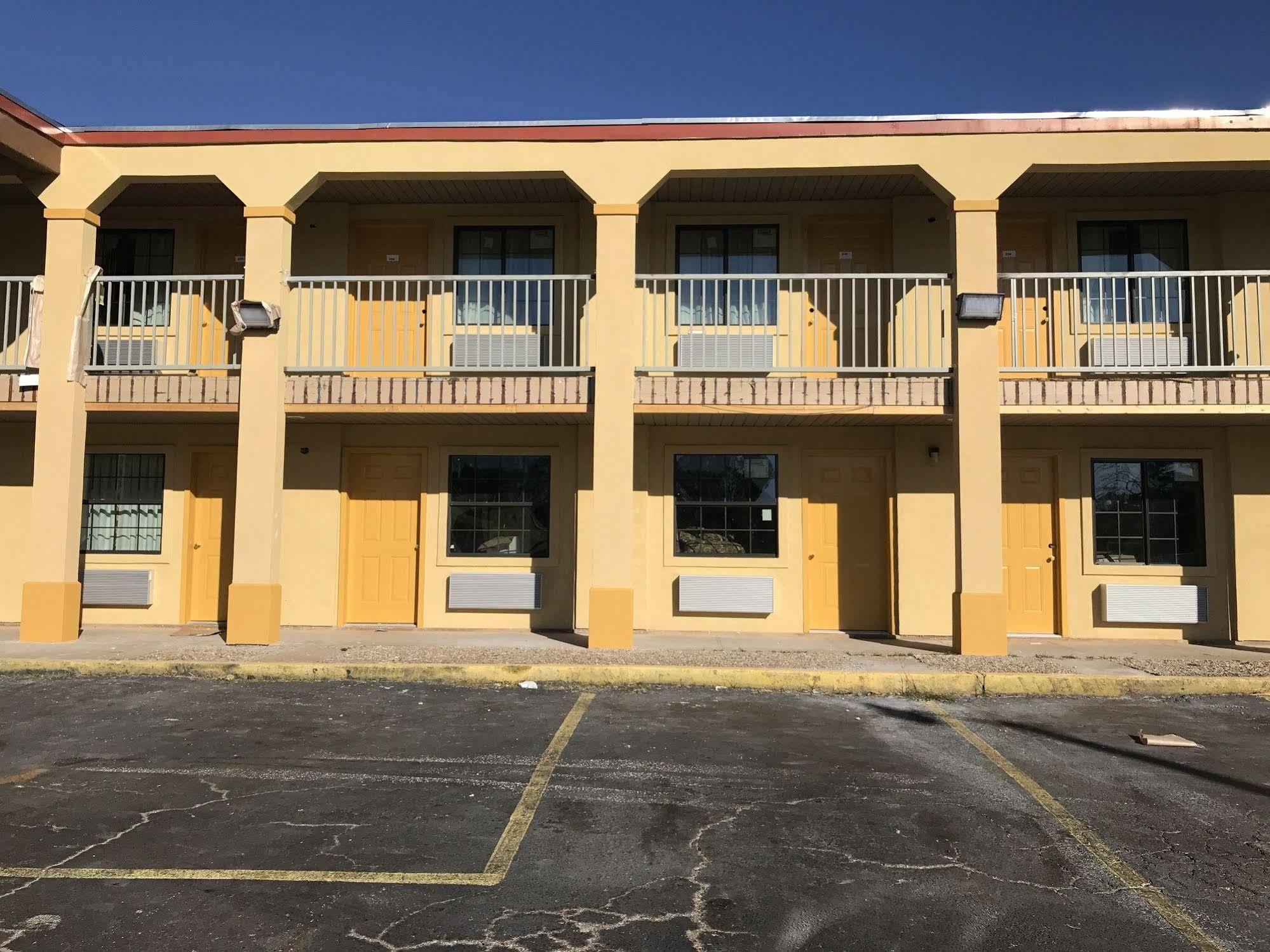 Super 8 By Wyndham Palestine Tx Hotel Bagian luar foto